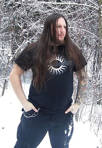 helg, guitariste de Khors et de Runes of Dianceht, portant un tshirt Kolovorot NSBM