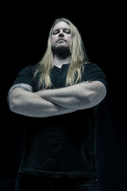 http://www.metal-archives.com/images/4/2/2/0/4220_artist.jpg?0902