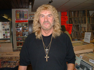 http://www.metal-archives.com/images/8/4/7/6/8476_artist.jpg?1147