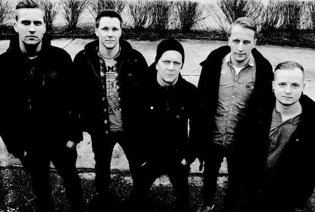 Maroon - Photo